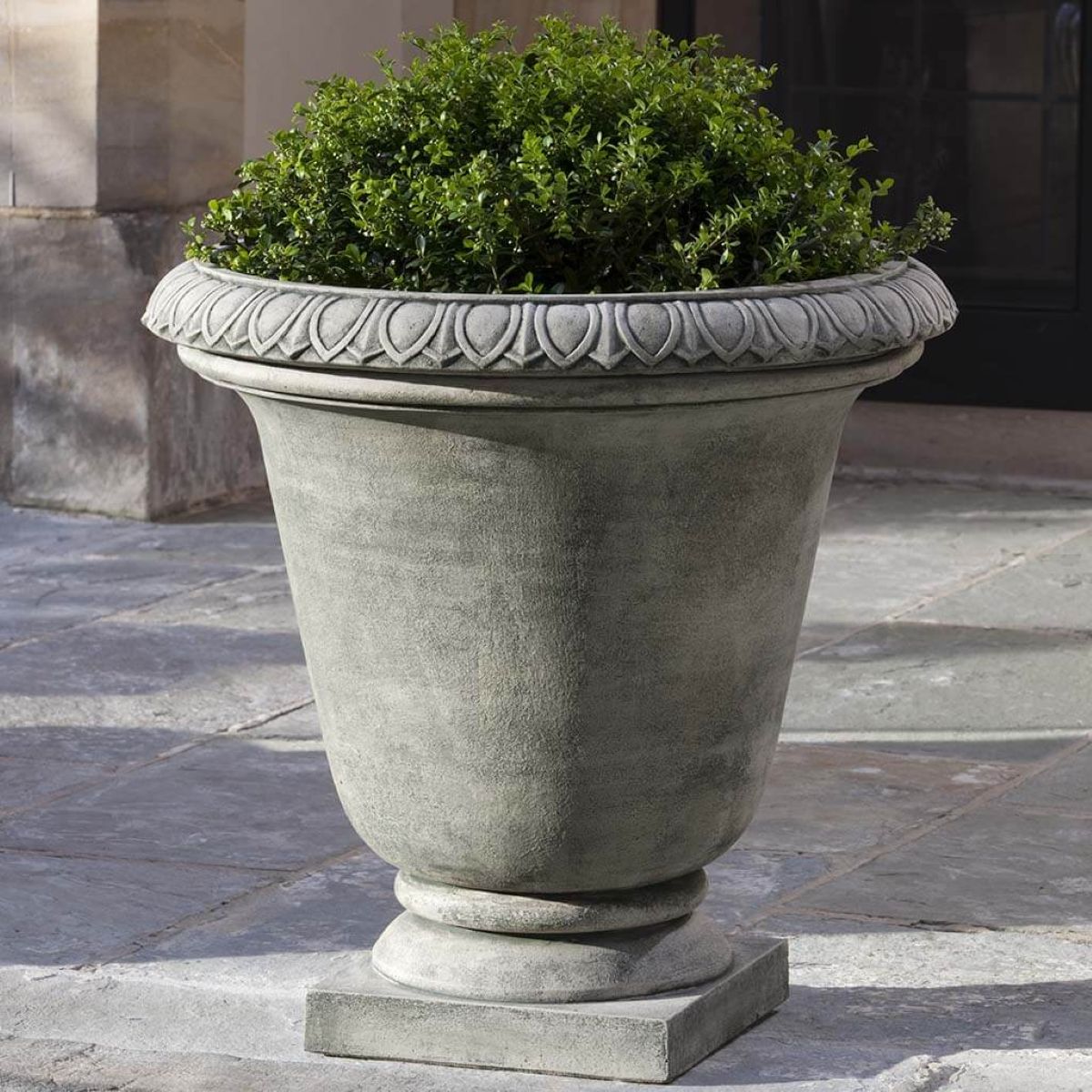 p552-millbridge-urn-planter-cast-stone-gs.jpg