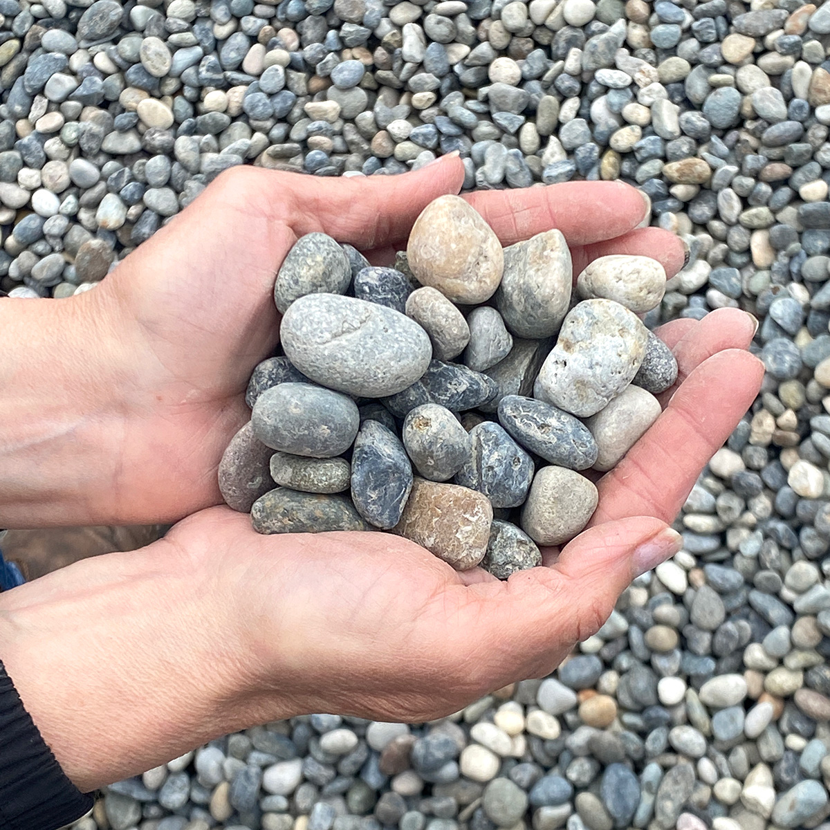 bulk_34roundgravel_hand.jpg