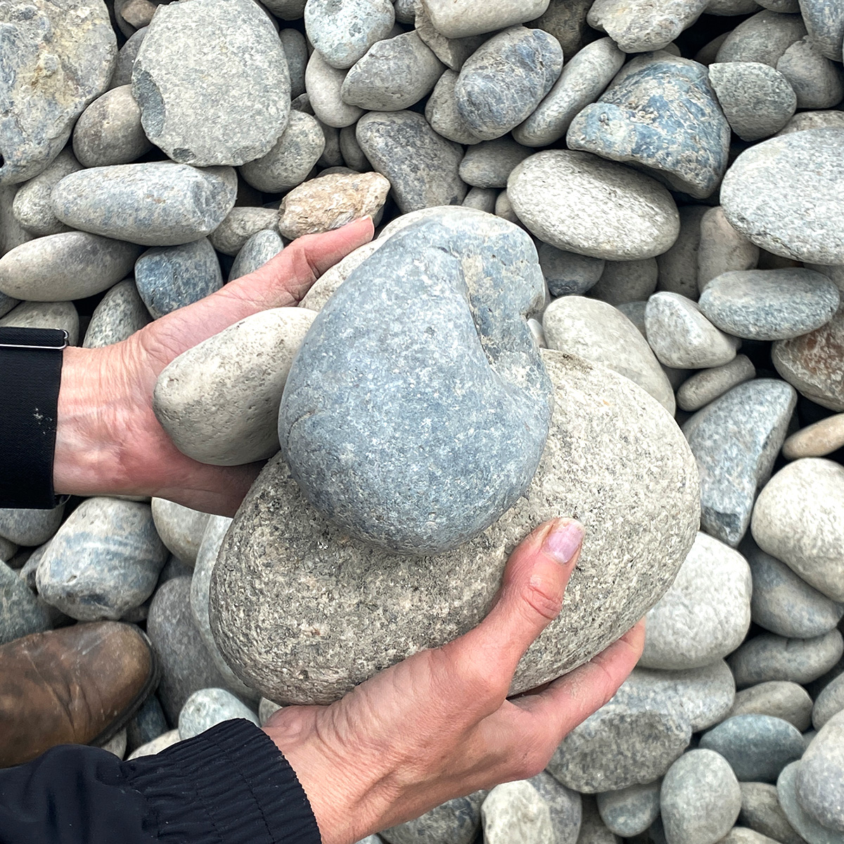 bulk_largeriverrock_hand.jpg